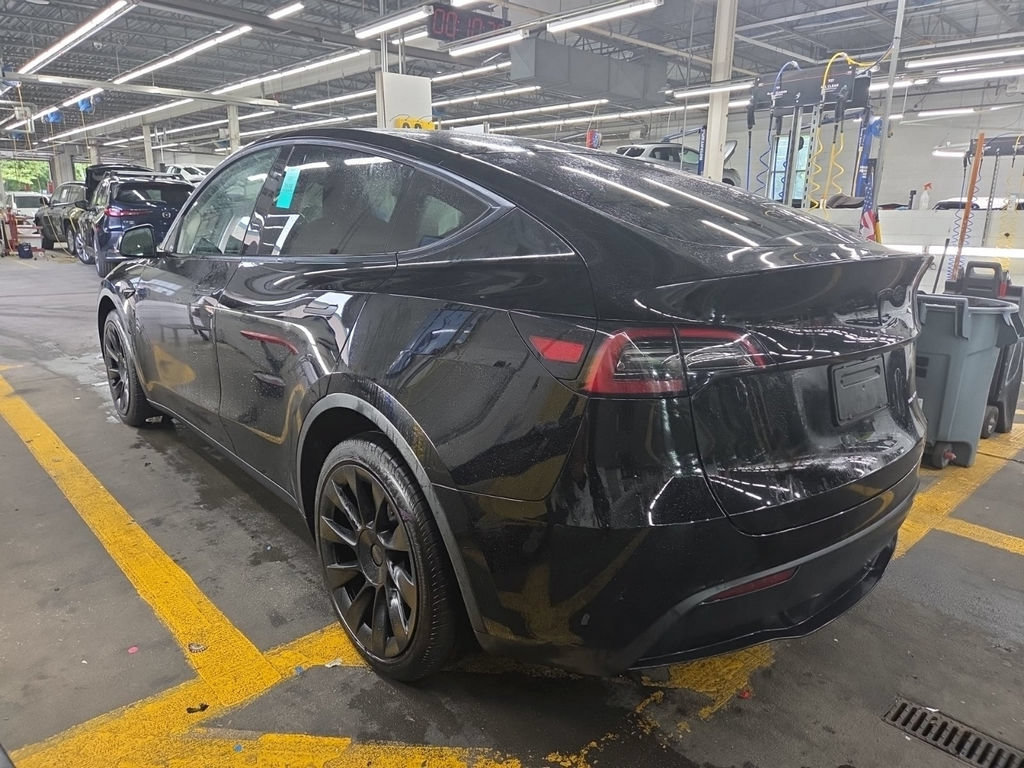 Used 2024 Tesla Model Y Long Range AWD/4WD image 4