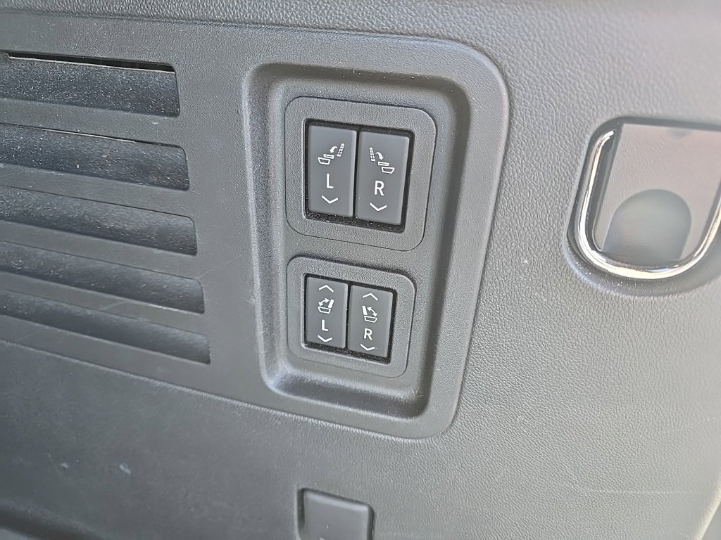 Used 2025 Chevrolet Traverse RS image 7