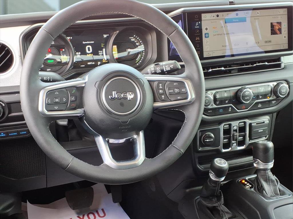 Used 2025 Jeep Wrangler Sahara image 12