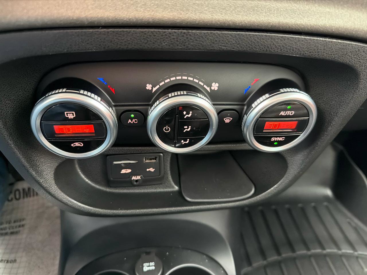 Used 2014 FIAT 500L Trekking w/ Popular Equipment Group FWD image 16