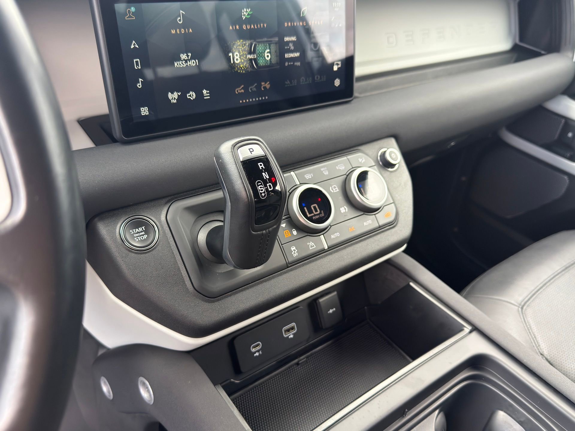 Used 2023 Land Rover Defender 90 SE image 13