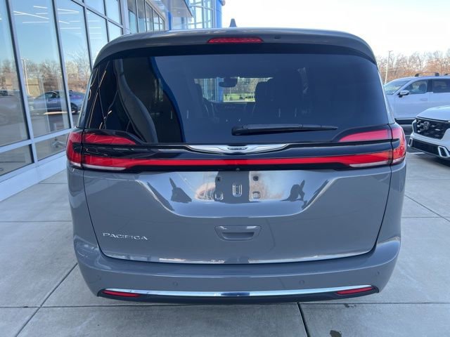 Used 2022 Chrysler Pacifica Touring-L image 5