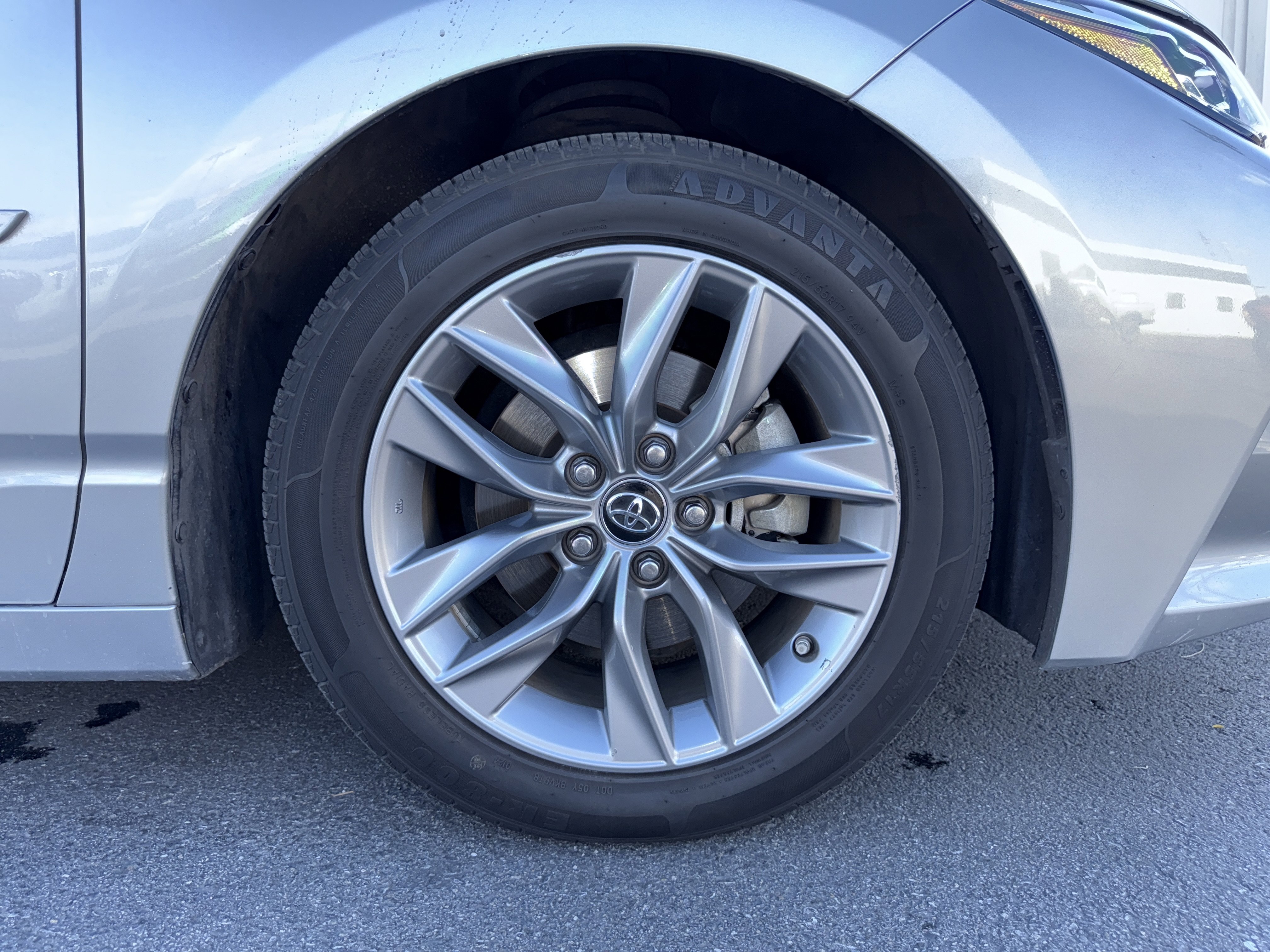 Used 2019 Toyota Avalon XLE image 3
