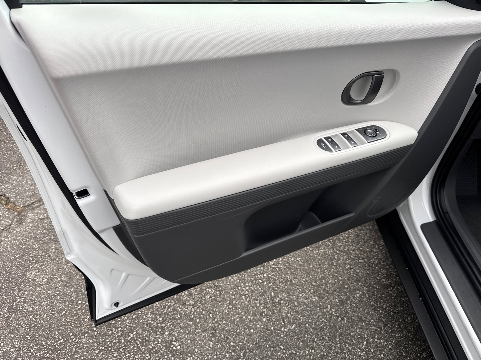 New 2025 Hyundai Ioniq 5 SE image 11