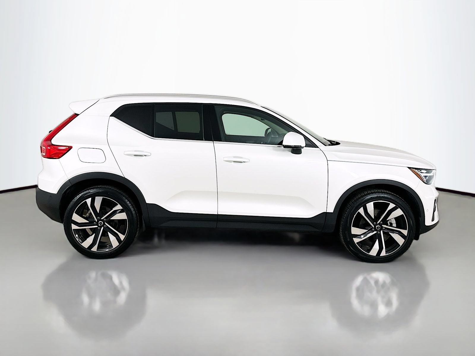 Used 2024 Volvo XC40 B5 Plus w/ Climate Package AWD/4WD image 4