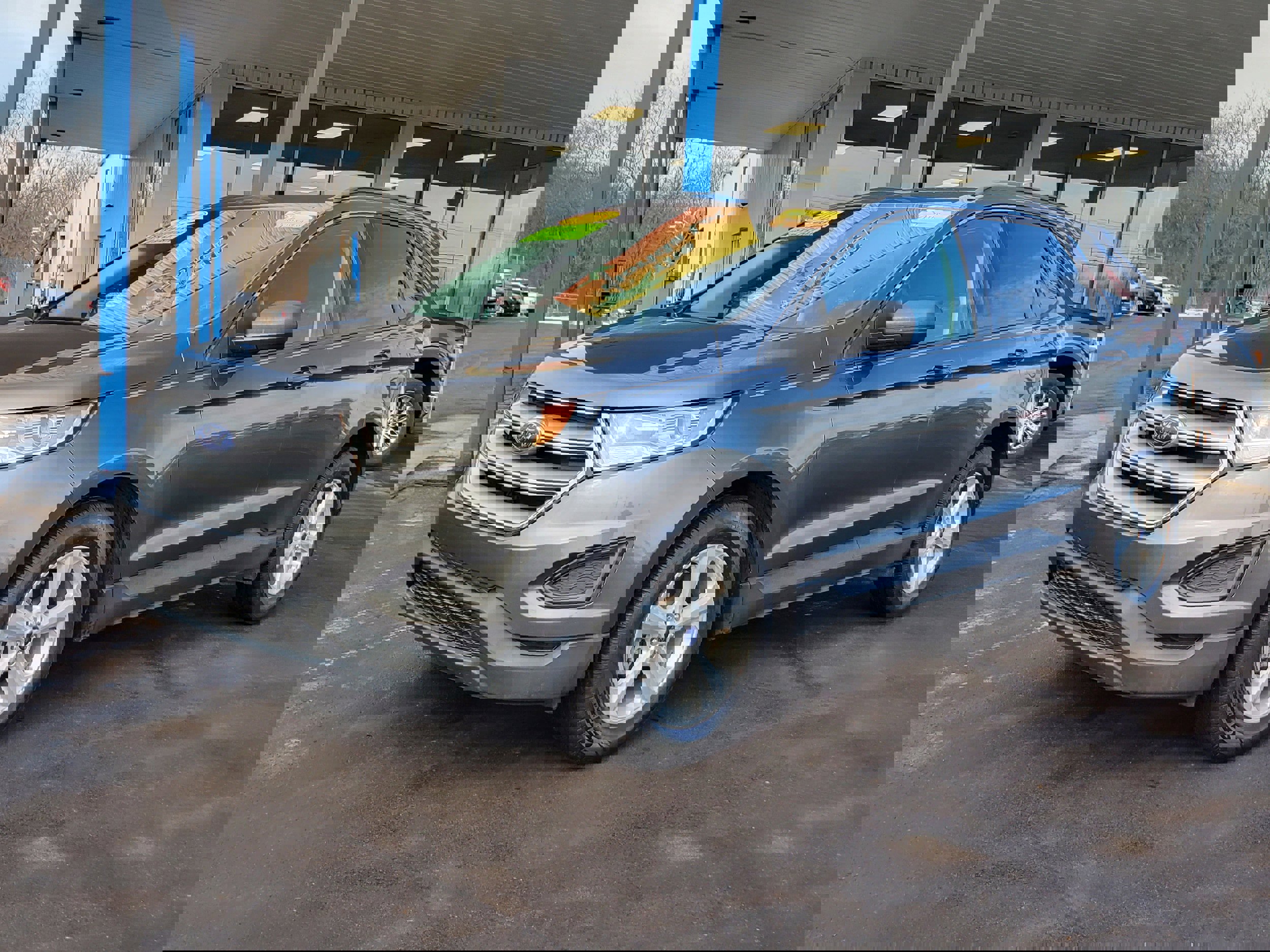 Used 2016 Ford Edge SE image 2