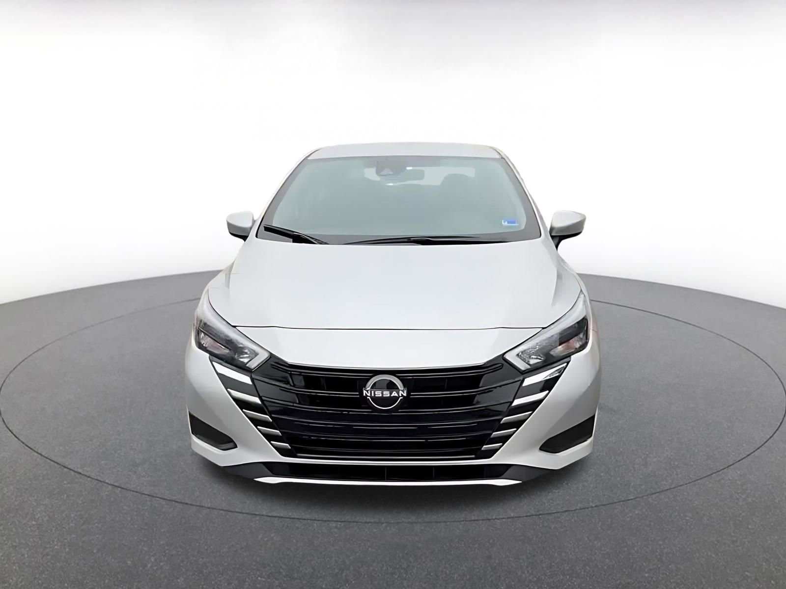 Used 2025 Nissan Versa SV image 4