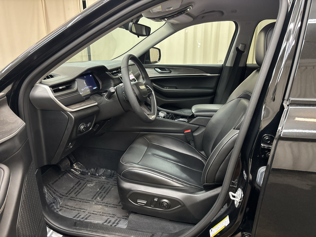 Used 2023 Jeep Grand Cherokee Limited w/ Black Appearance Package AWD/4WD image 13
