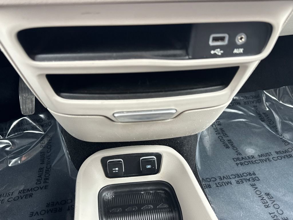 Used 2017 Chrysler Pacifica Touring-L w/ 13 Speaker Alpine Sound Group FWD image 29