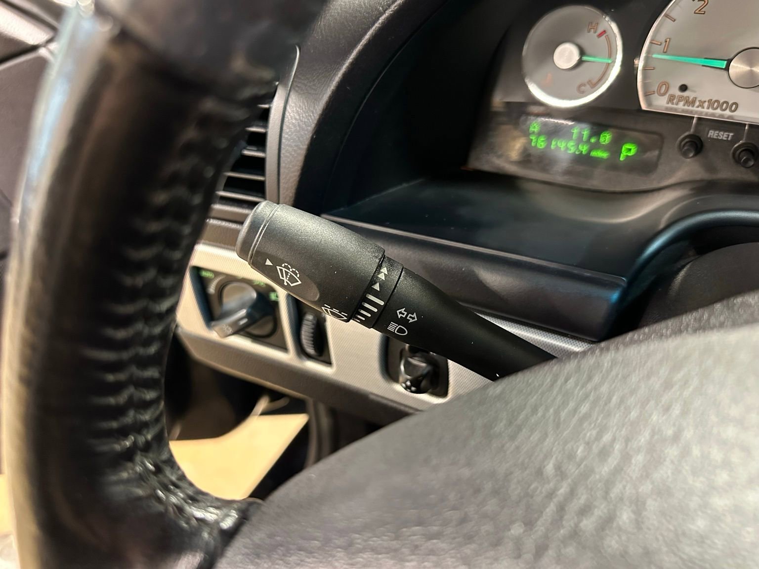 Used 2005 Ford Thunderbird image 19