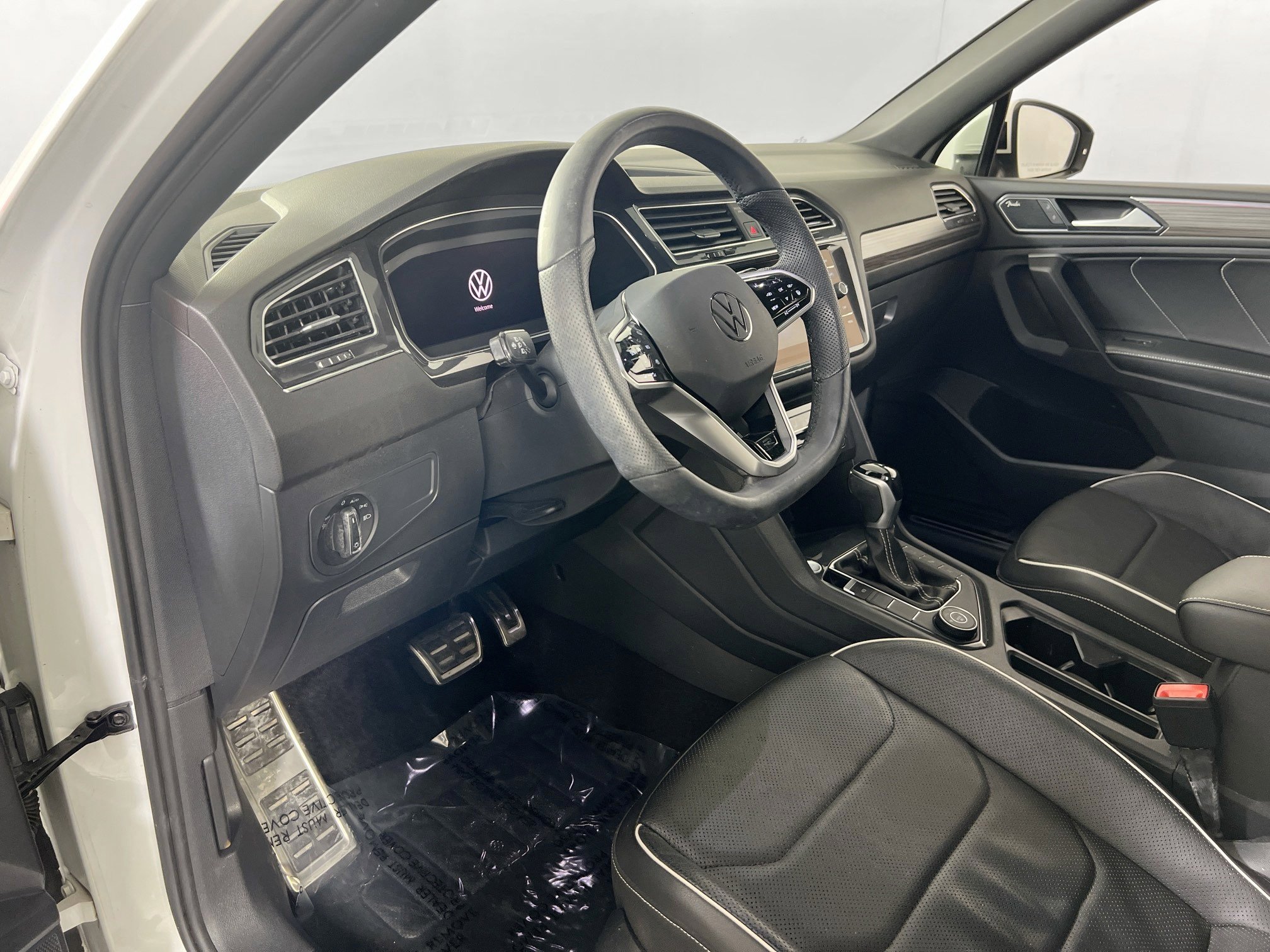 Used 2022 Volkswagen Tiguan SEL R-Line image 9