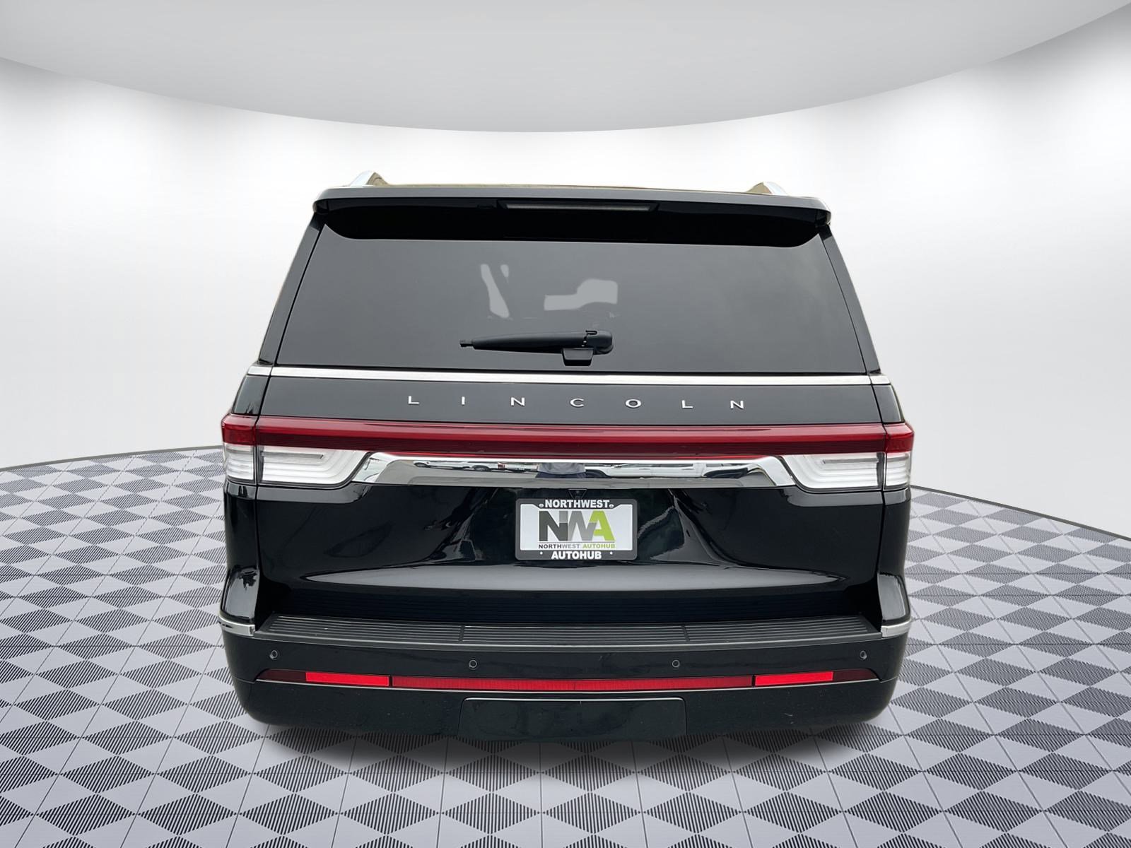 Used 2024 Lincoln Navigator L 4WD image 4
