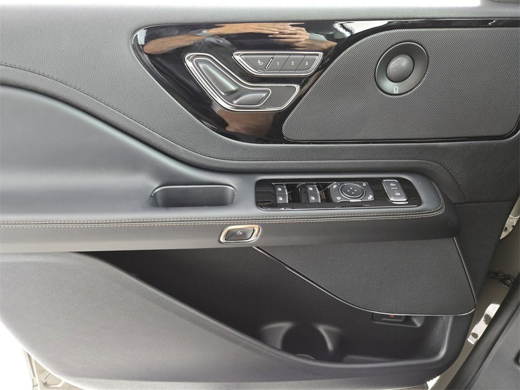 New 2025 Lincoln Aviator AWD w/ Equipment Group 101A image 15