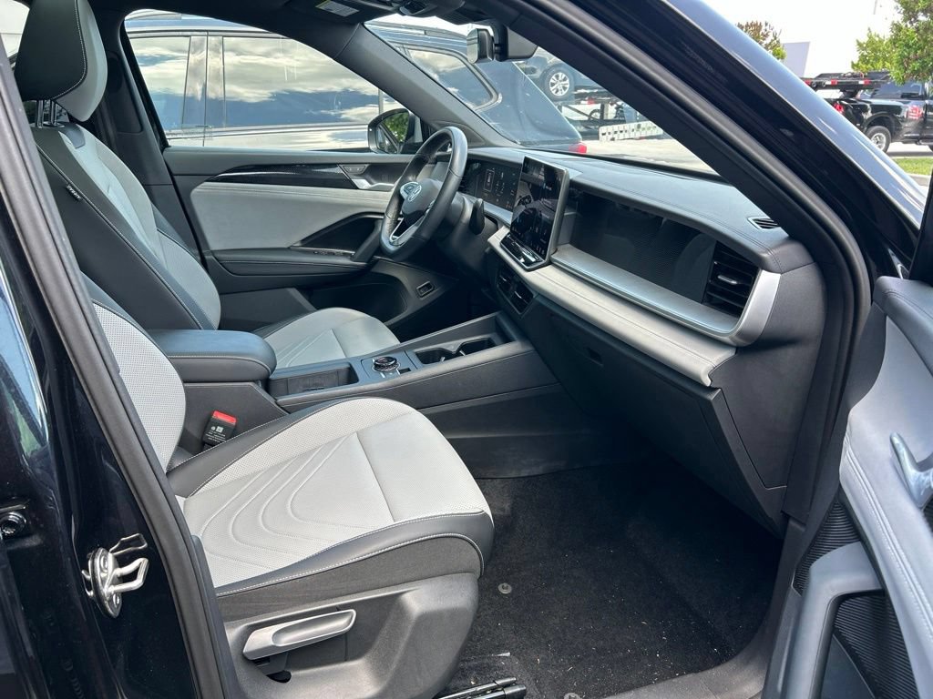 Used 2025 Volkswagen Tiguan SE R-Line AWD/4WD image 37