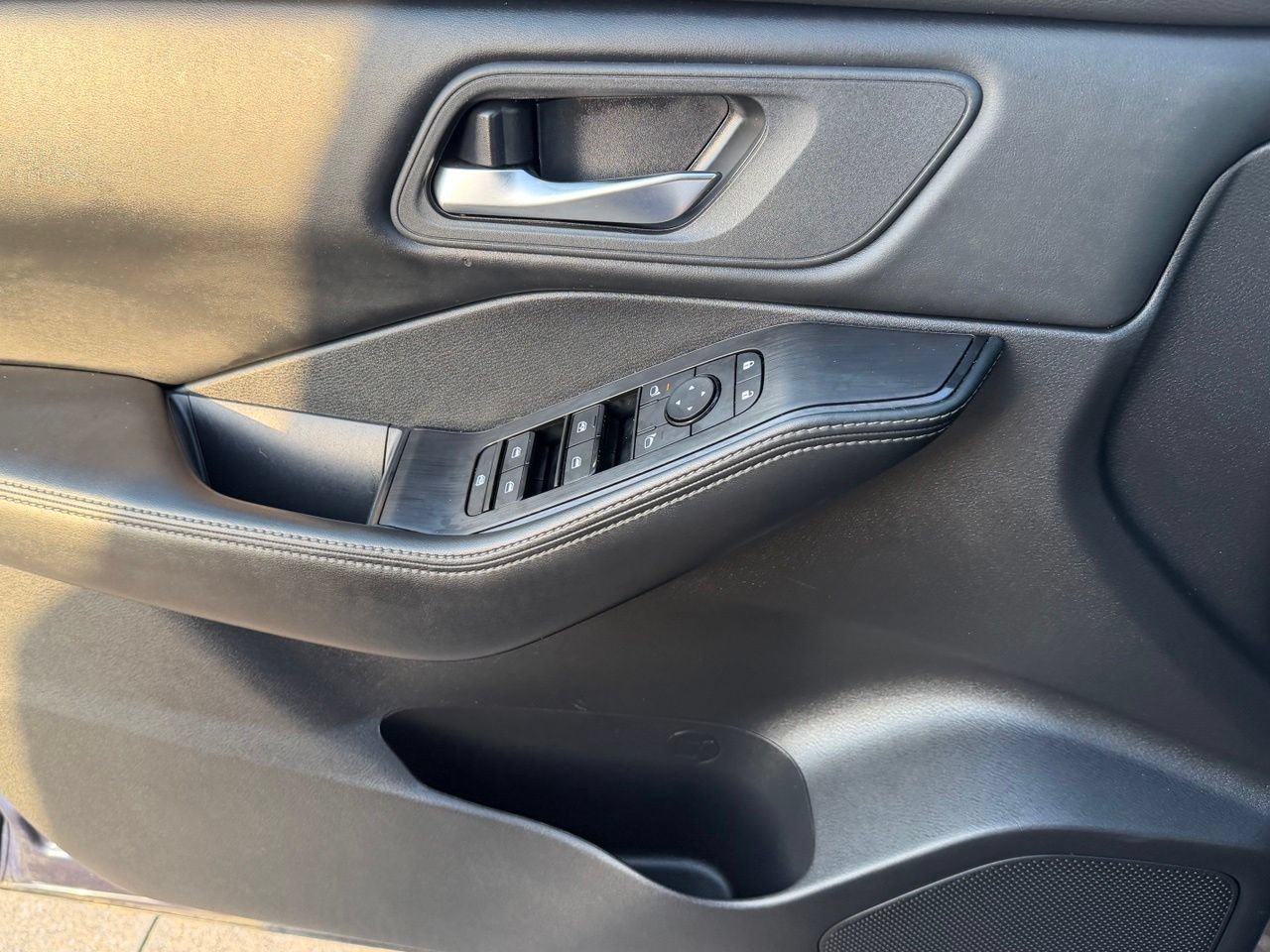 Certified 2025 Nissan Rogue SV FWD image 27