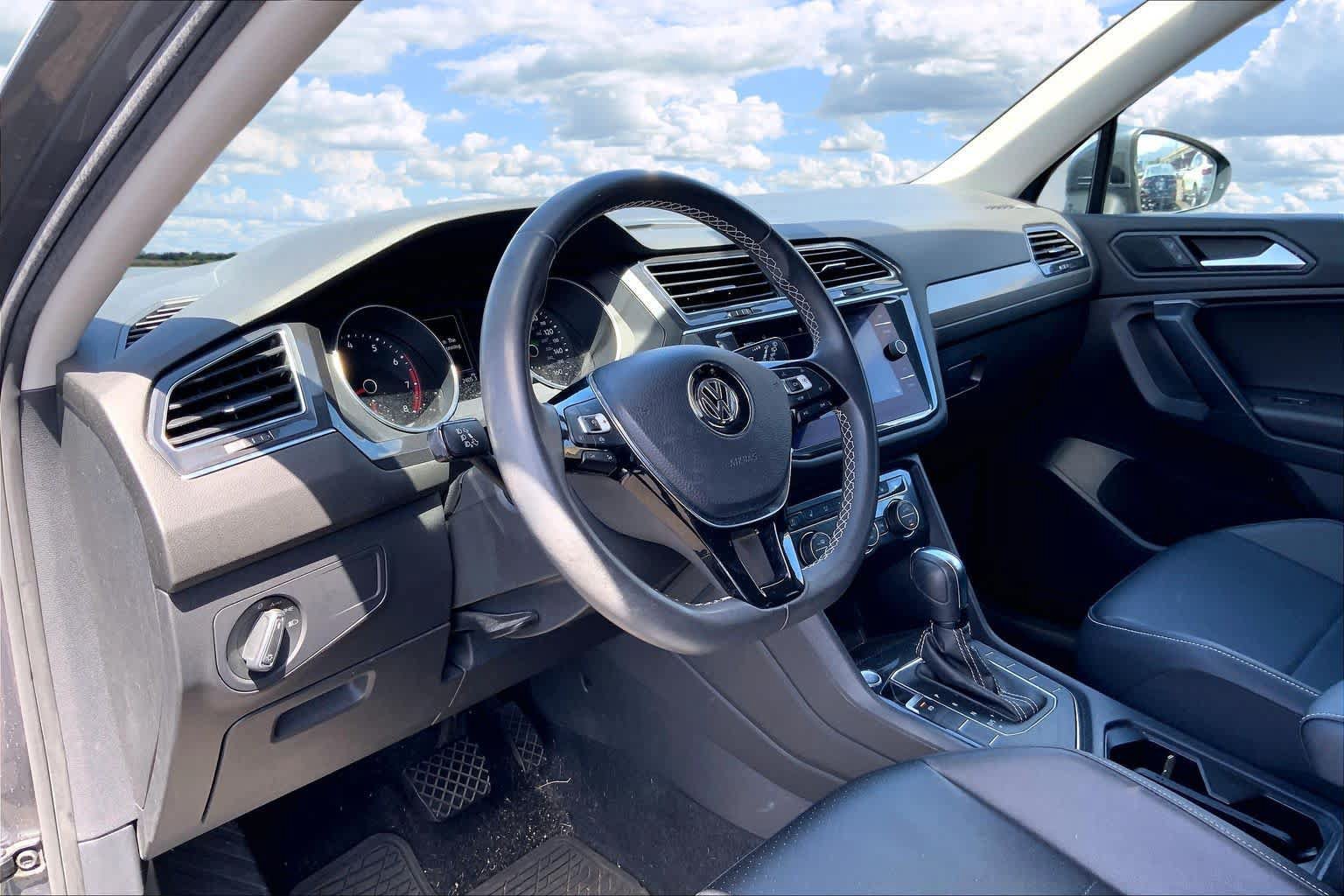 Used 2021 Volkswagen Tiguan SE FWD image 2