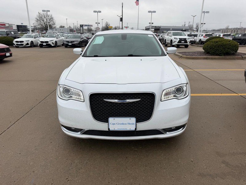 Used 2018 Chrysler 300 Touring w/ Driver Convenience Group image 7