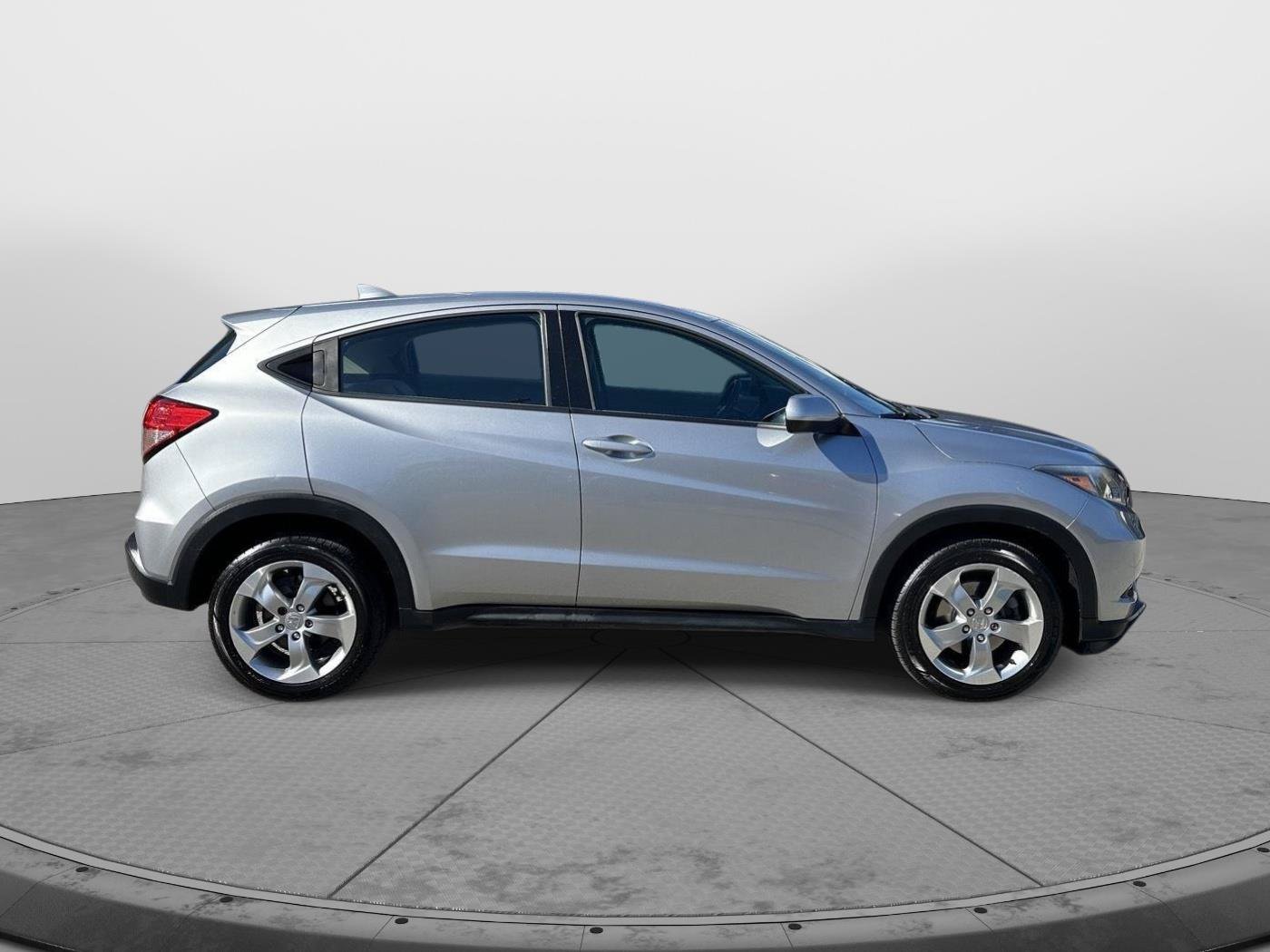 Used 2017 Honda HR-V LX image 2