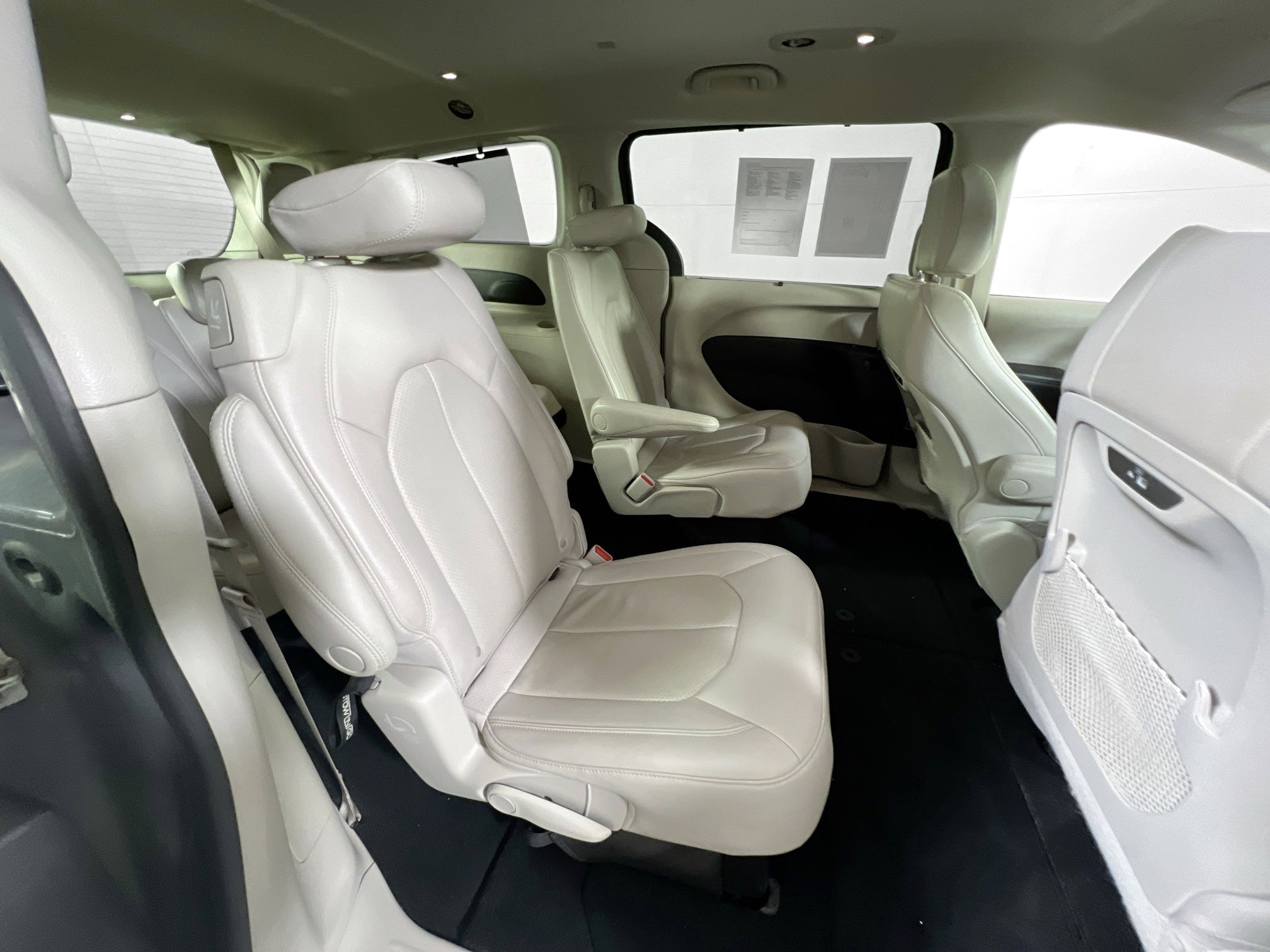 Used 2021 Chrysler Pacifica Touring-L image 27