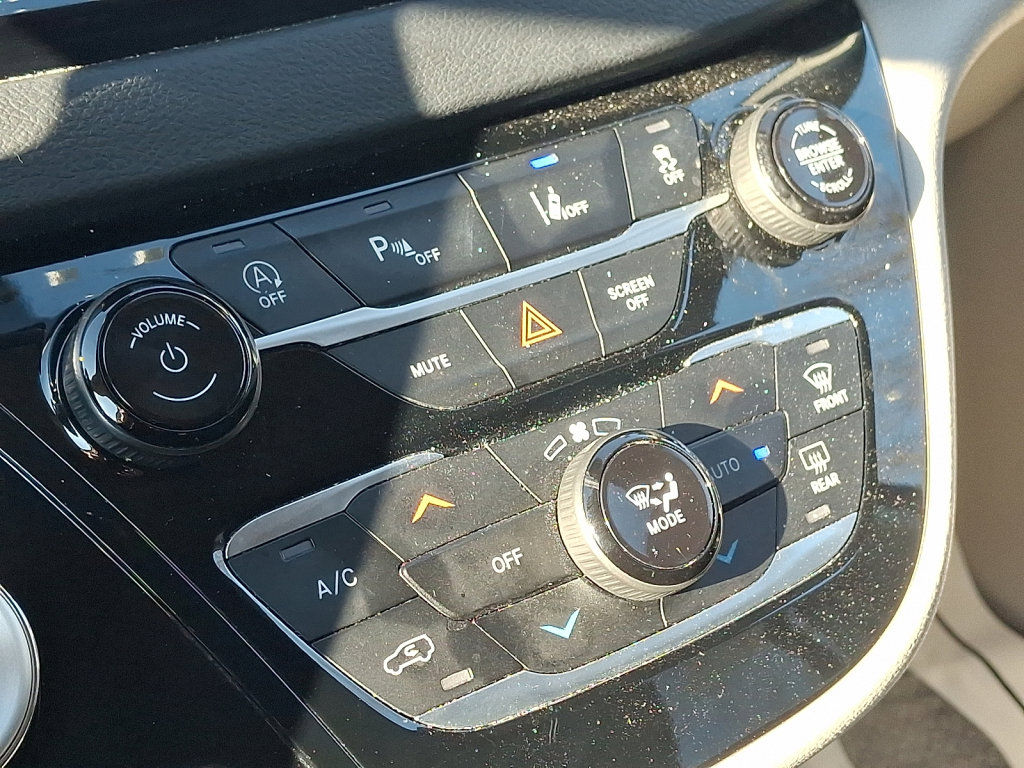 Certified 2023 Chrysler Pacifica Touring-L image 28