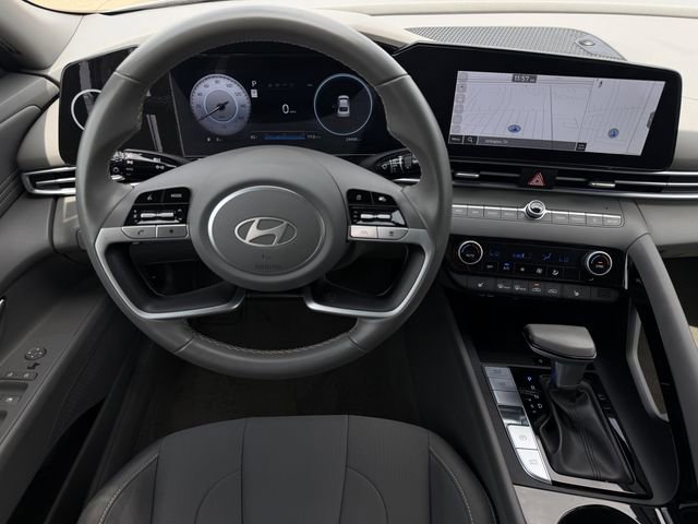 Used 2025 Hyundai Elantra SEL image 11