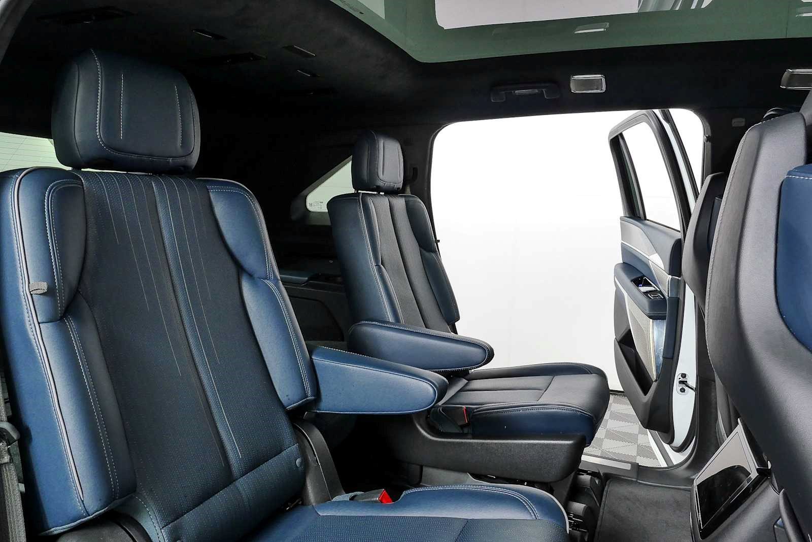 Certified 2025 Cadillac Escalade IQ Luxury 2 w/ LPO, Premium Carpet Package AWD/4WD image 16