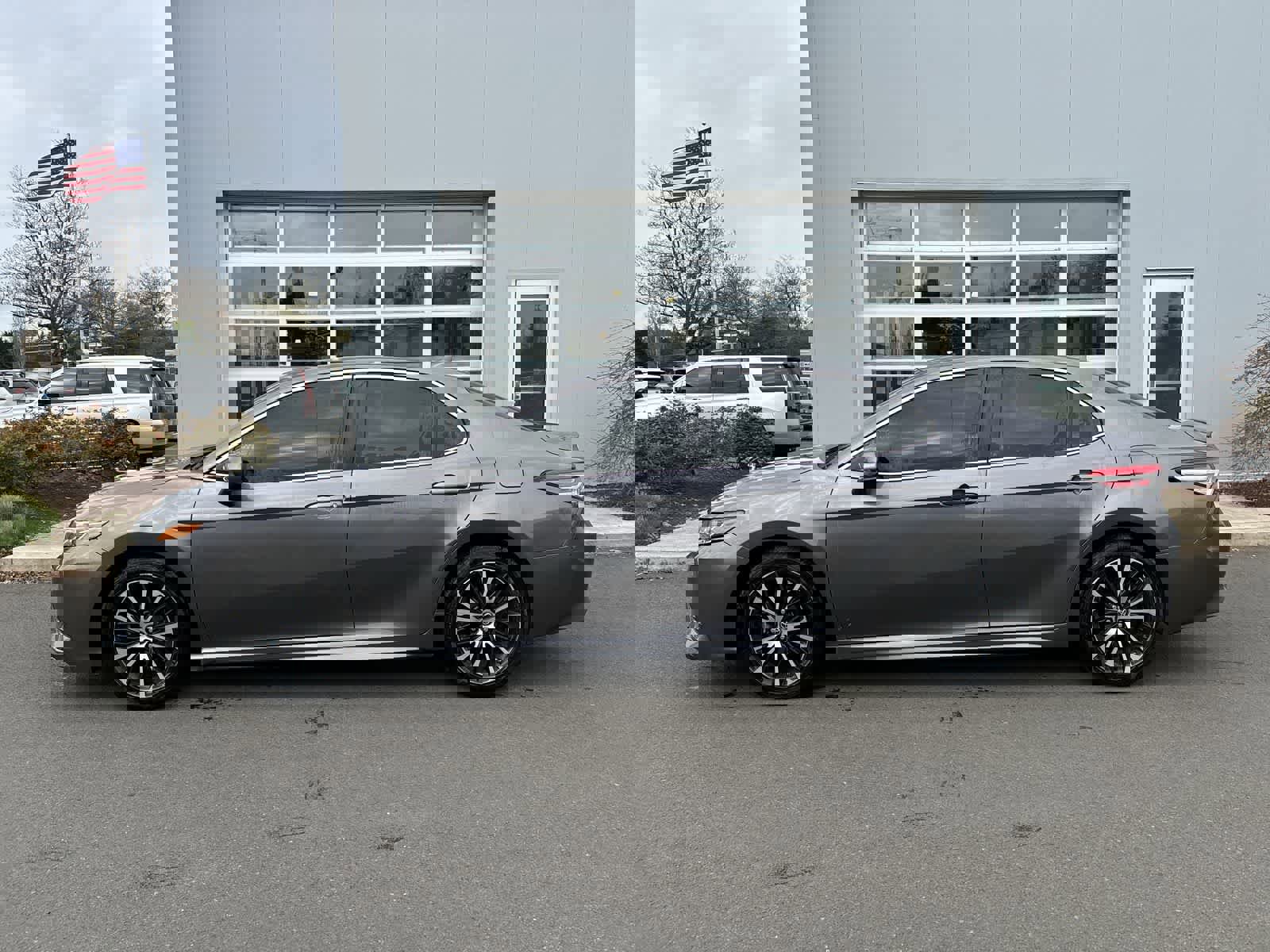 Used 2019 Toyota Camry SE image 2