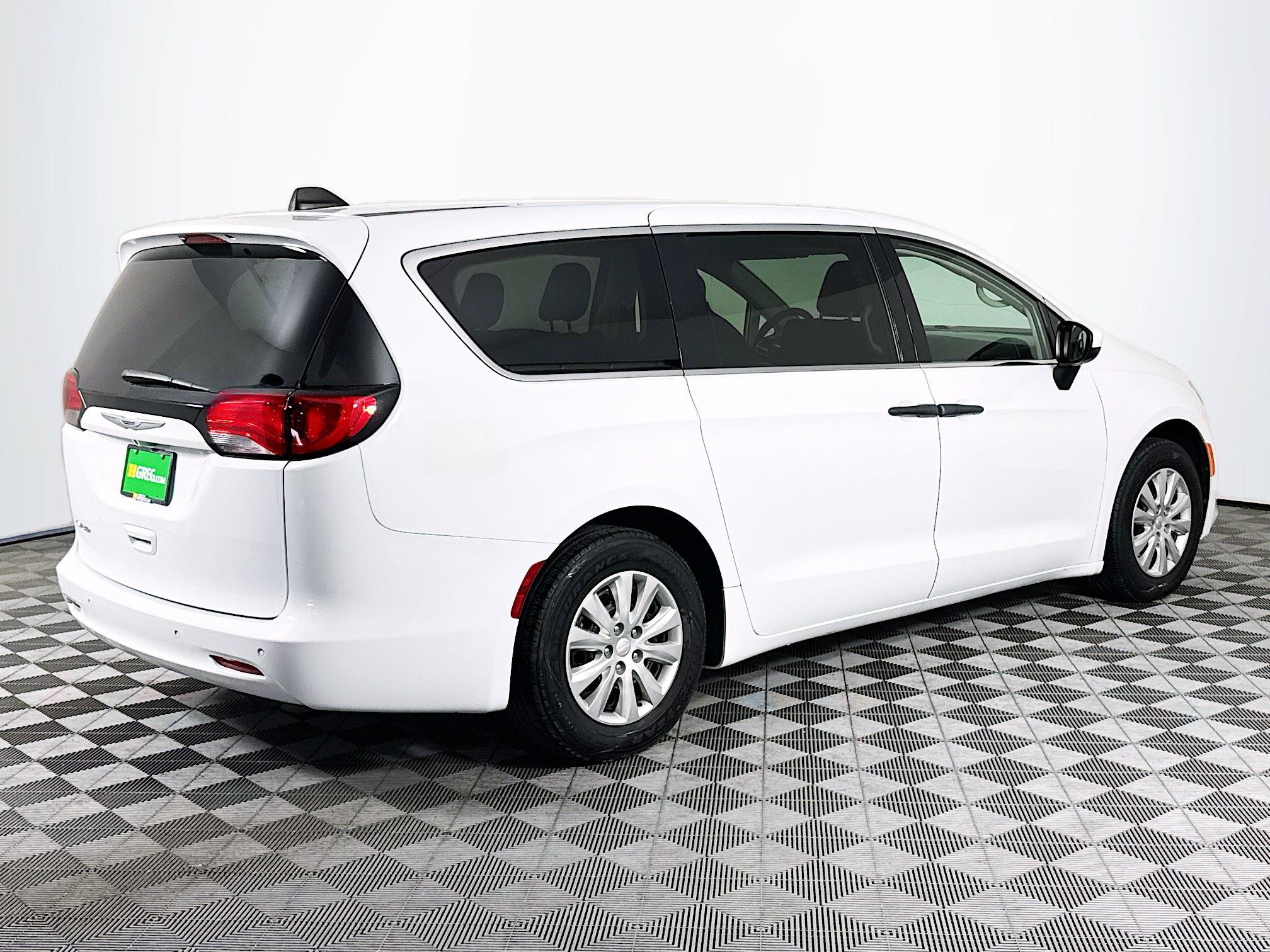 Used 2020 Chrysler Voyager L FWD image 8