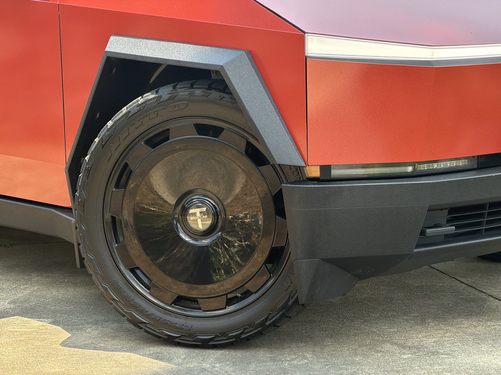 Used 2025 Tesla Cybertruck AWD Crew Cab image 3