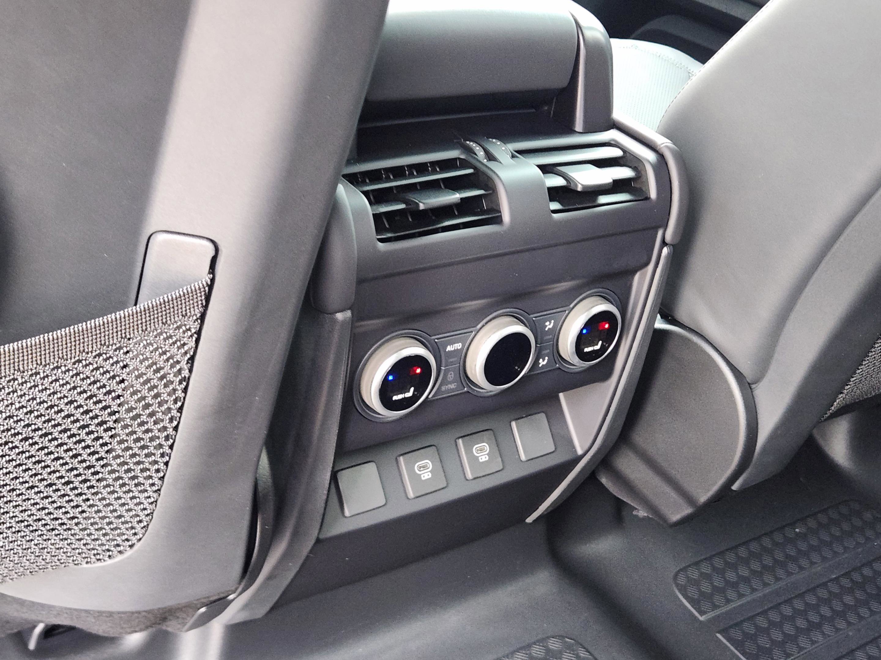 Certified 2025 Land Rover Defender 110 X-Dynamic SE image 27