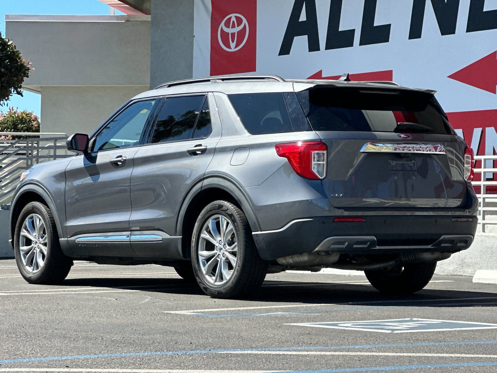 Used 2022 Ford Explorer XLT w/ Equipment Group 202A image 3