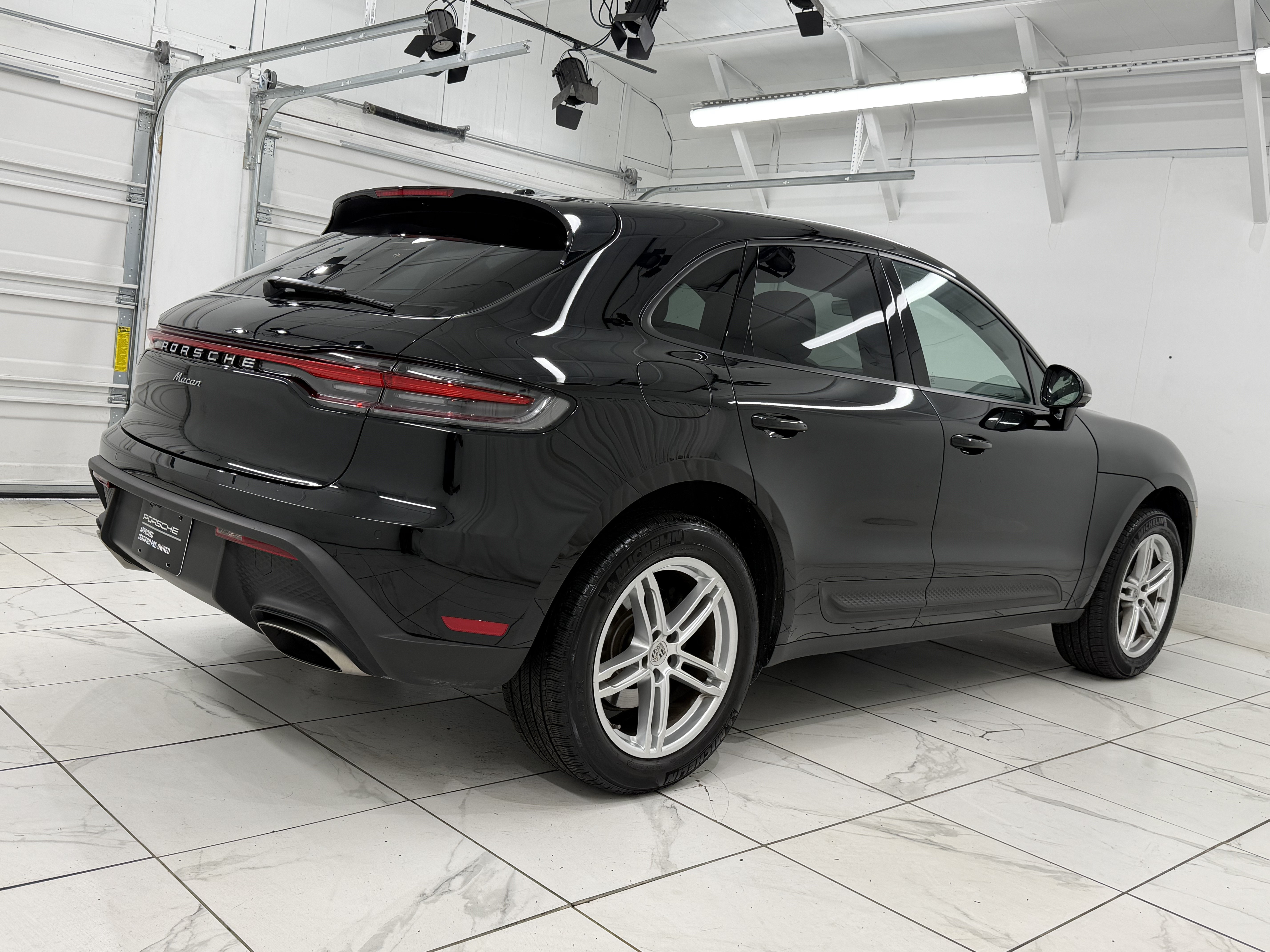 Certified 2025 Porsche Macan AWD/4WD image 11