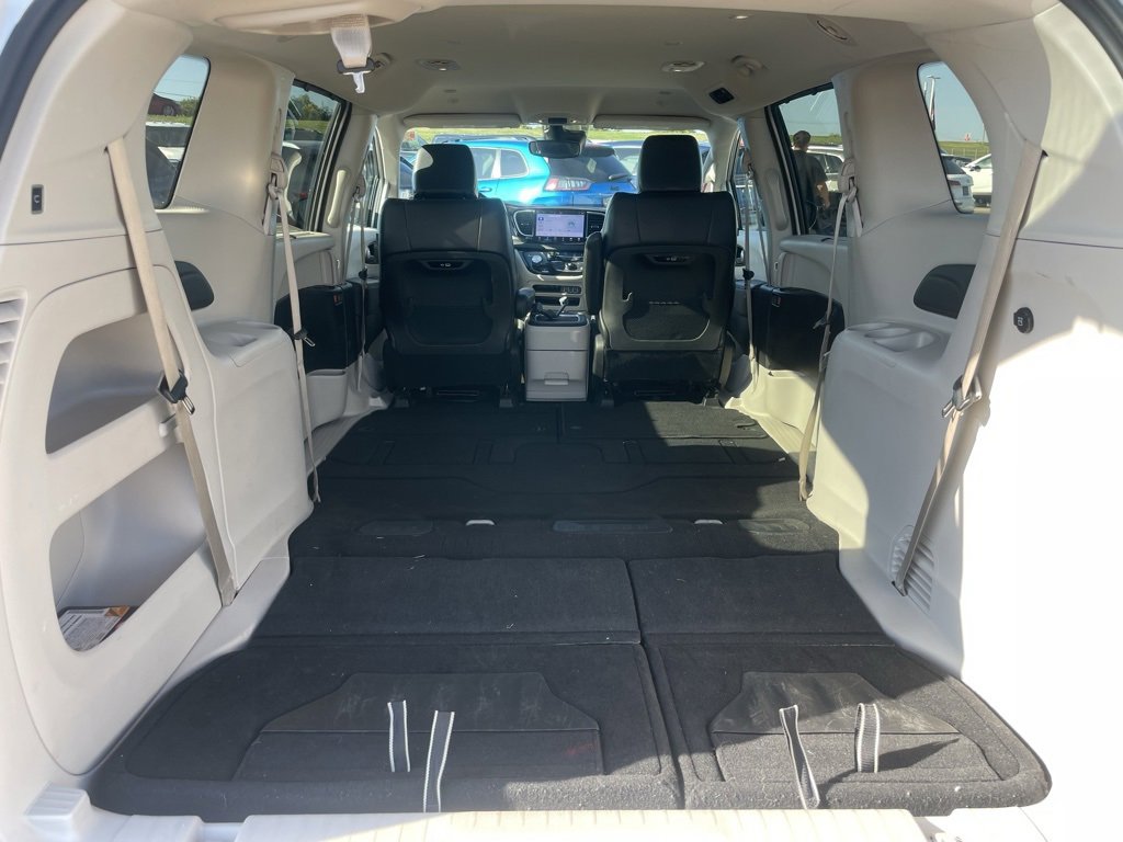 Used 2024 Chrysler Pacifica Touring-L image 33