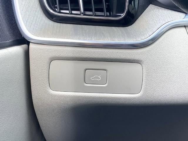 Used 2023 Volvo XC60 B5 Plus image 14