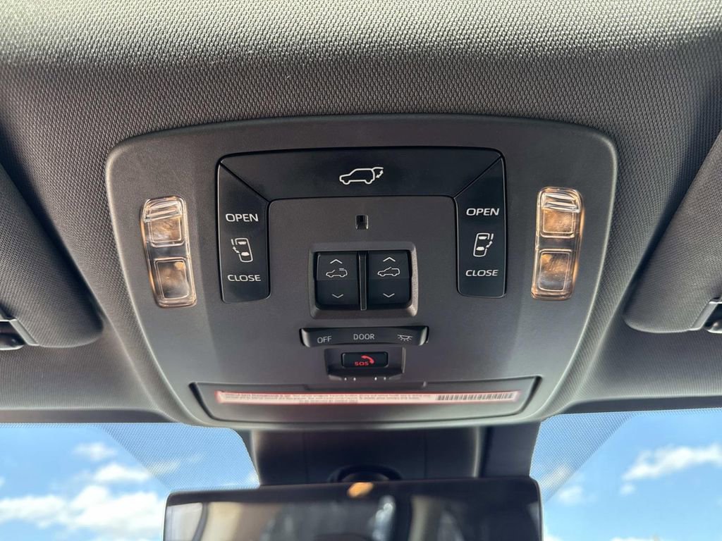 Used 2021 Toyota Sienna Platinum image 45