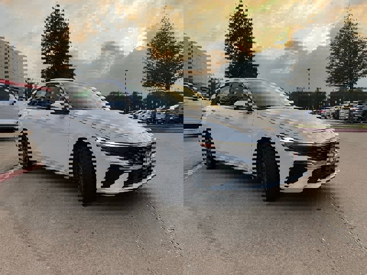 Used 2025 Hyundai Elantra Limited image 5