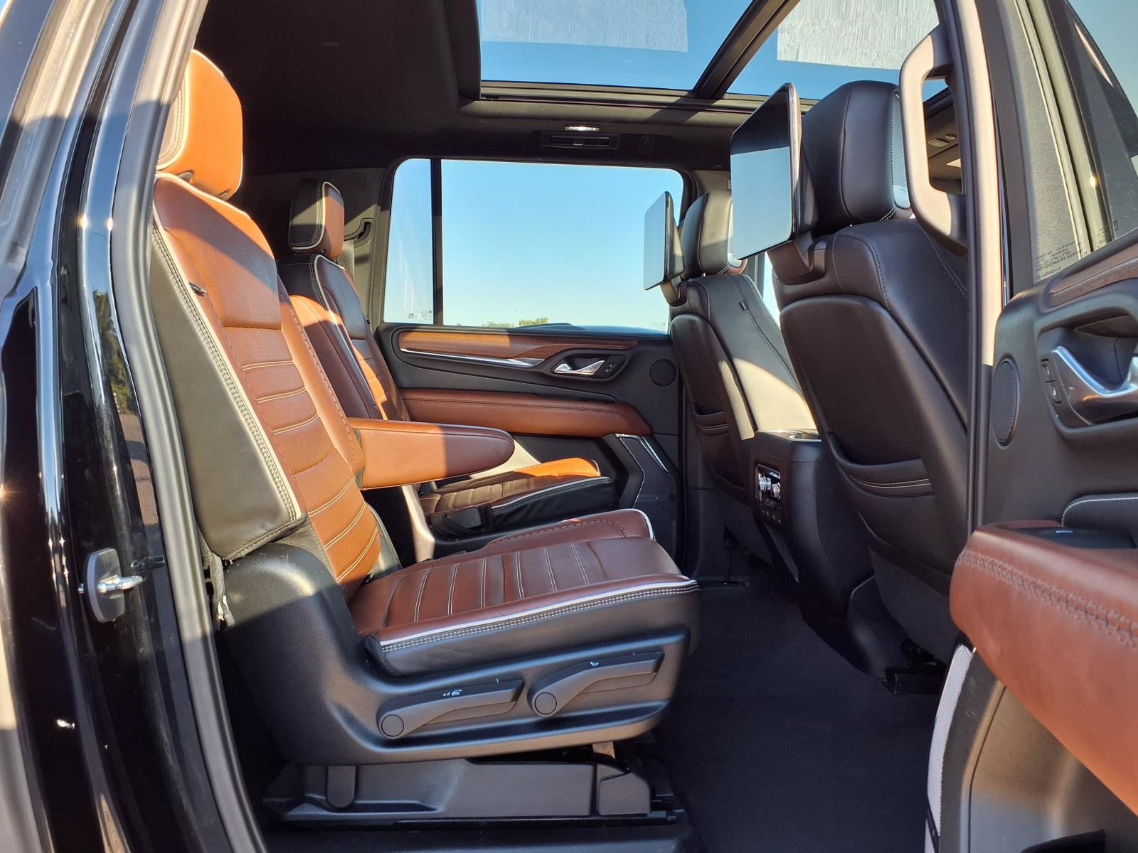 Used 2023 GMC Yukon XL Denali Ultimate AWD/4WD image 30