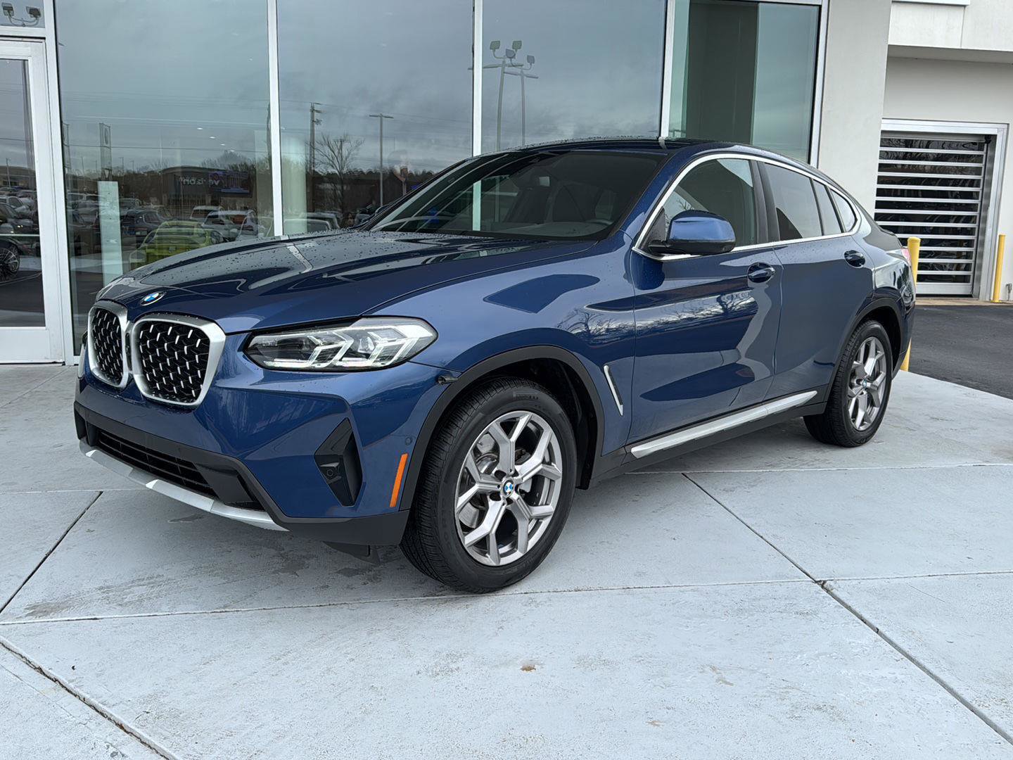 Certified 2023 BMW X4 xDrive30i w/ Premium Package image 2