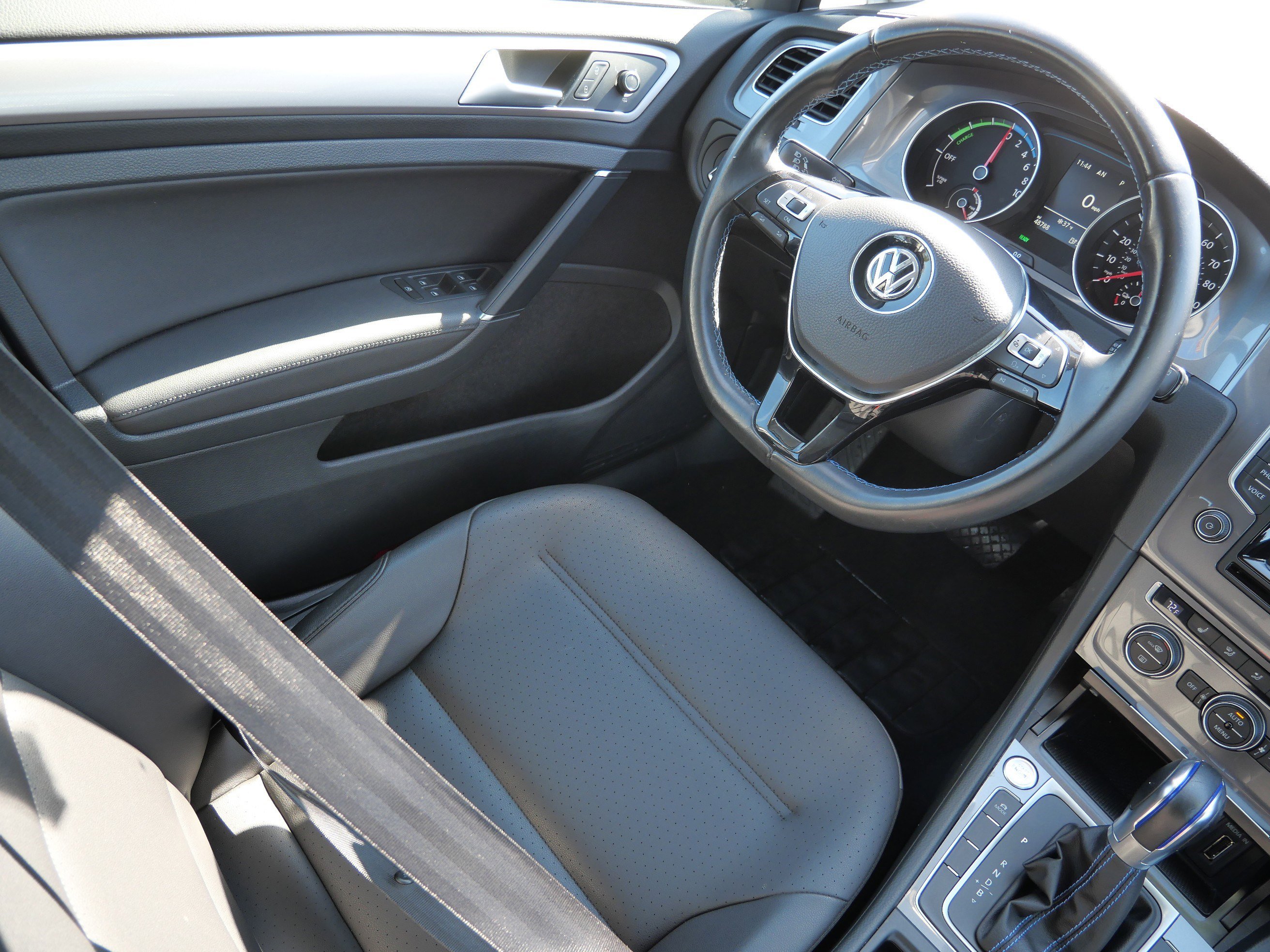 Used 2015 Volkswagen e-Golf SEL Premium image 9