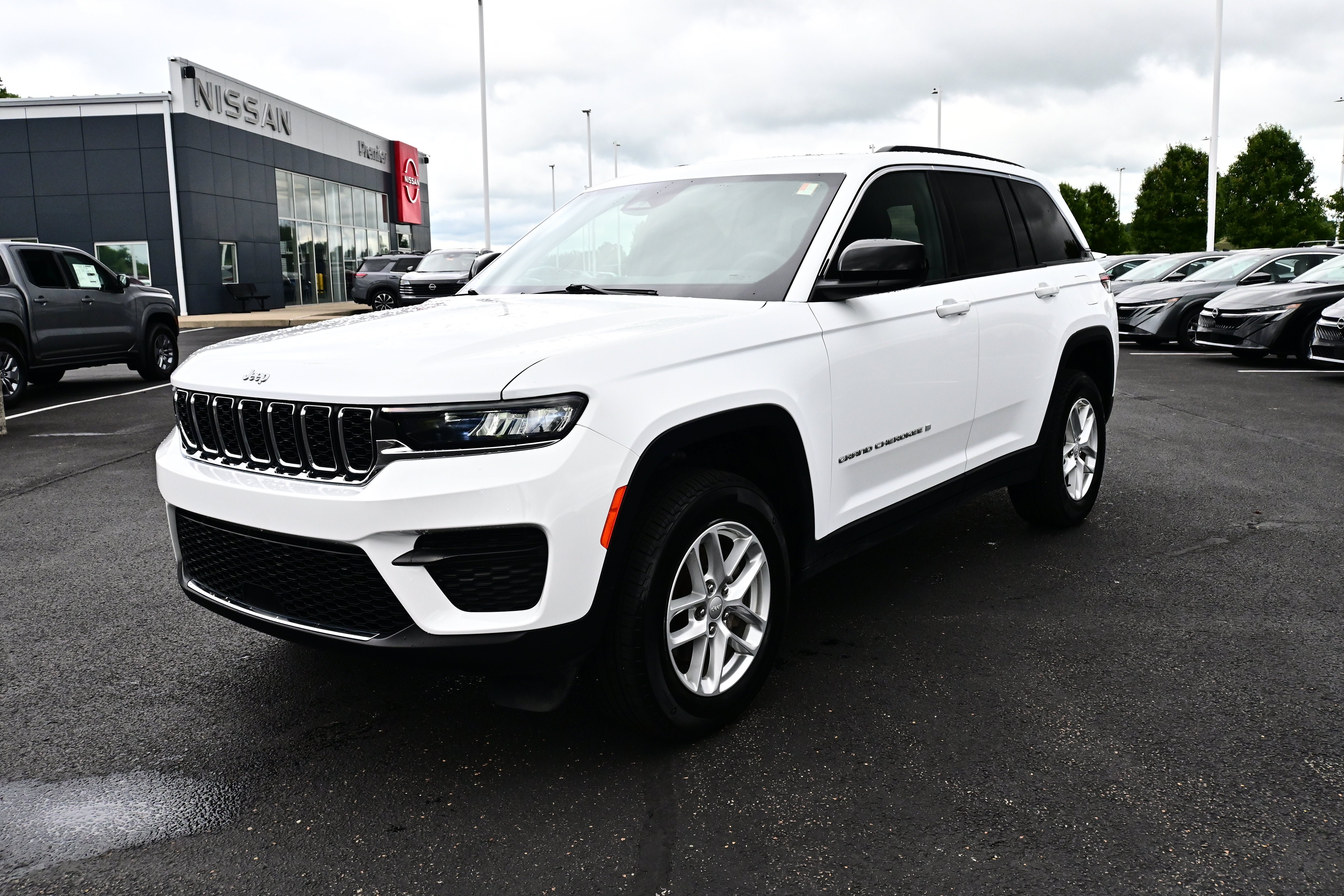 Used 2024 Jeep Grand Cherokee Laredo X AWD/4WD image 4