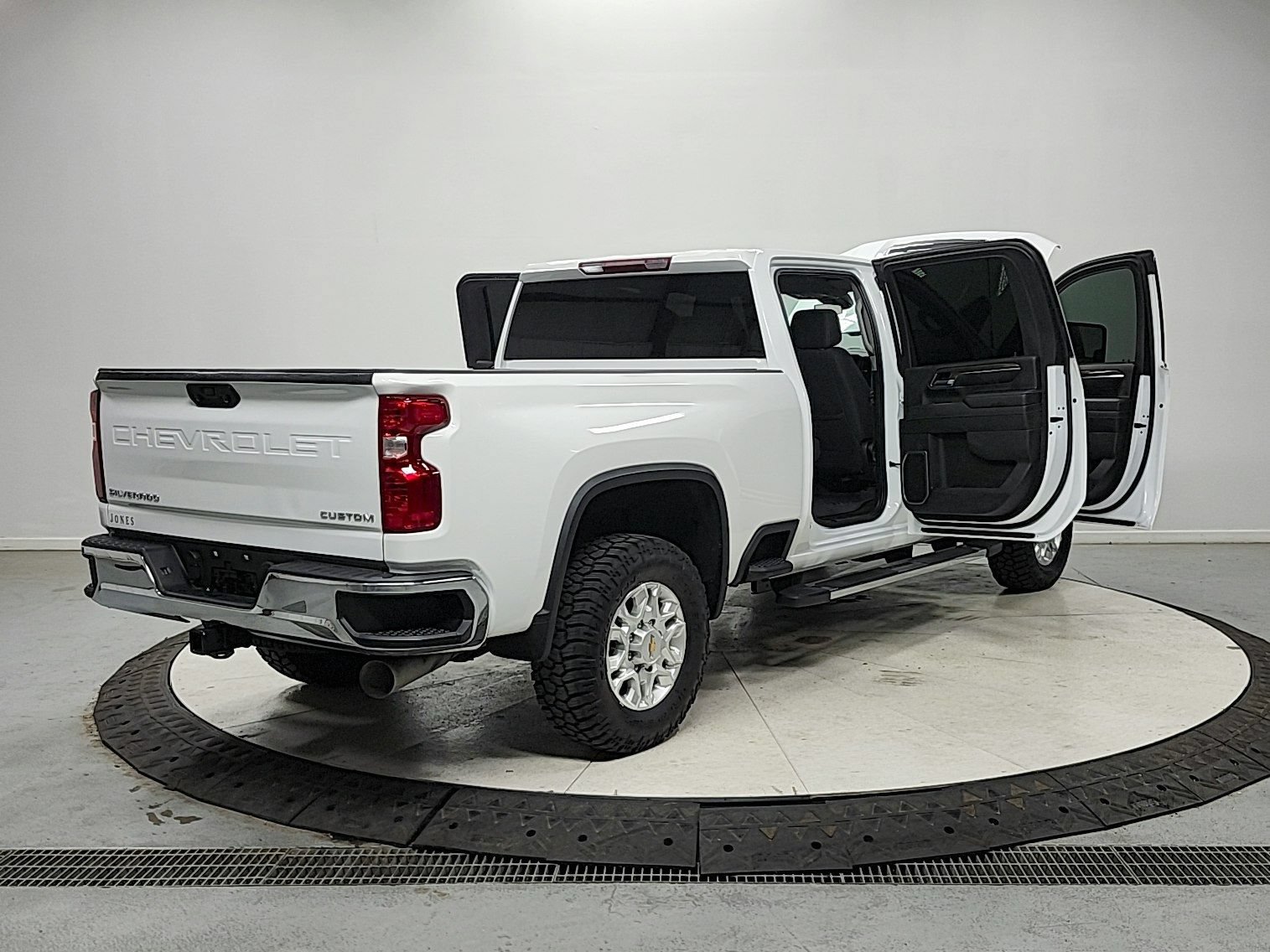 Used 2024 Chevrolet Silverado 2500 LT AWD/4WD image 15