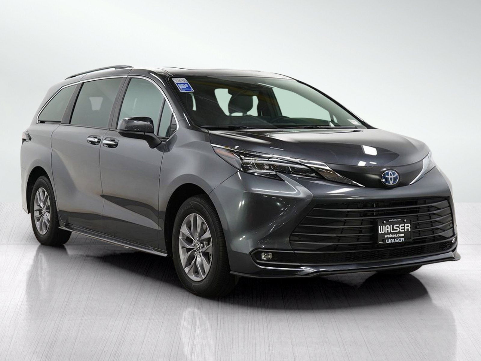 Used 2025 Toyota Sienna XLE AWD/4WD image 8