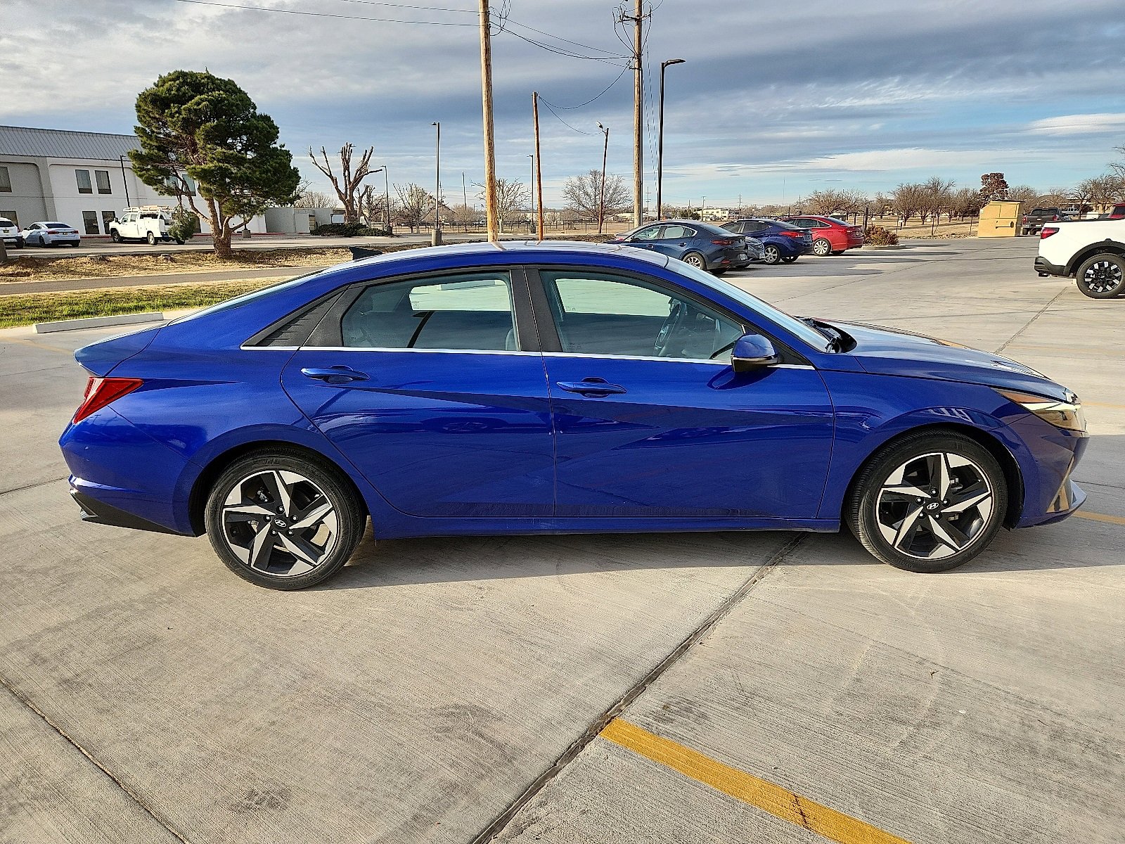 Used 2023 Hyundai Elantra Limited image 5