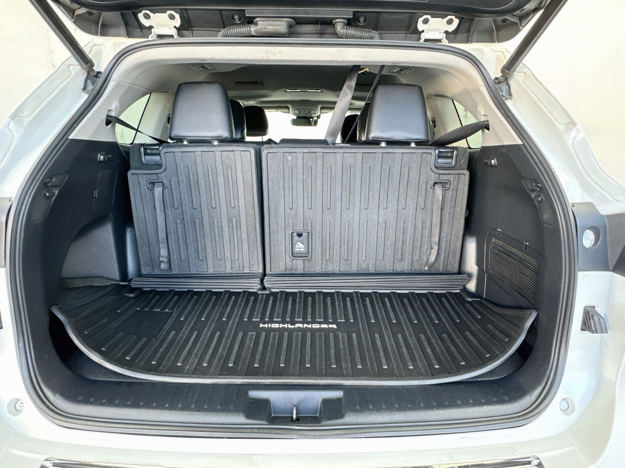 Used 2020 Toyota Highlander XLE AWD/4WD image 18