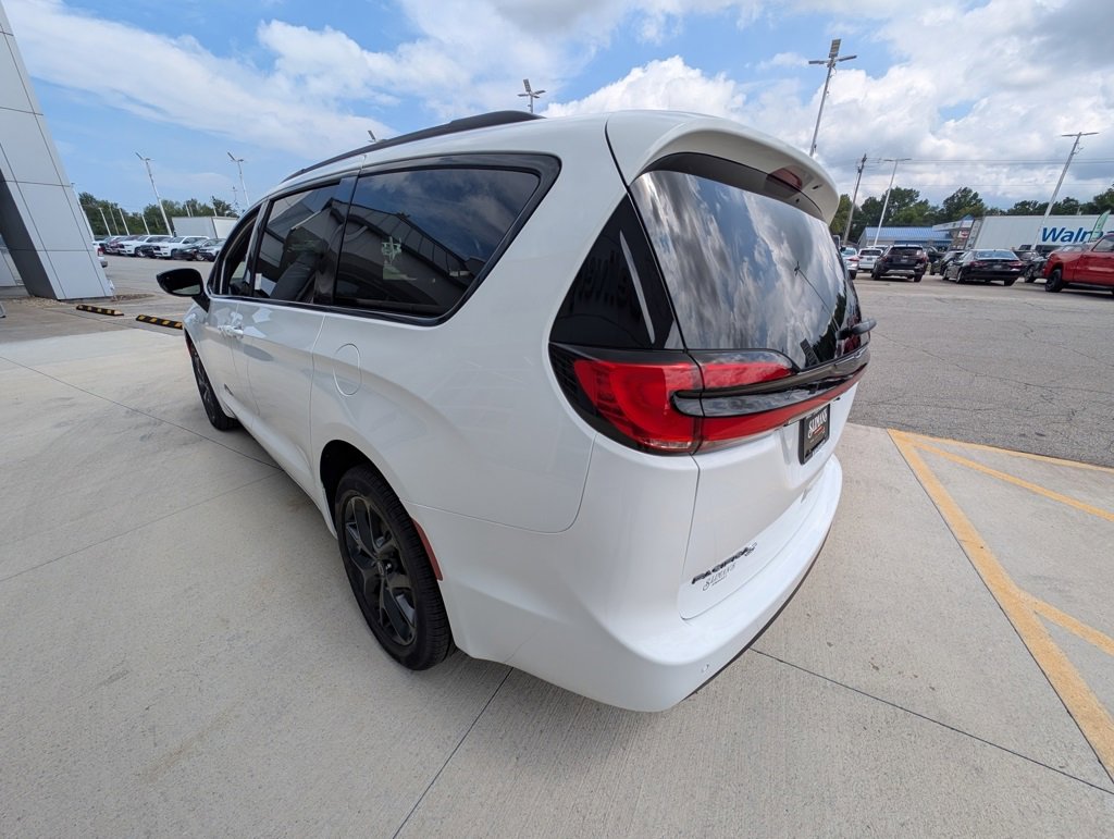 New 2026 Chrysler Pacifica Limited image 6