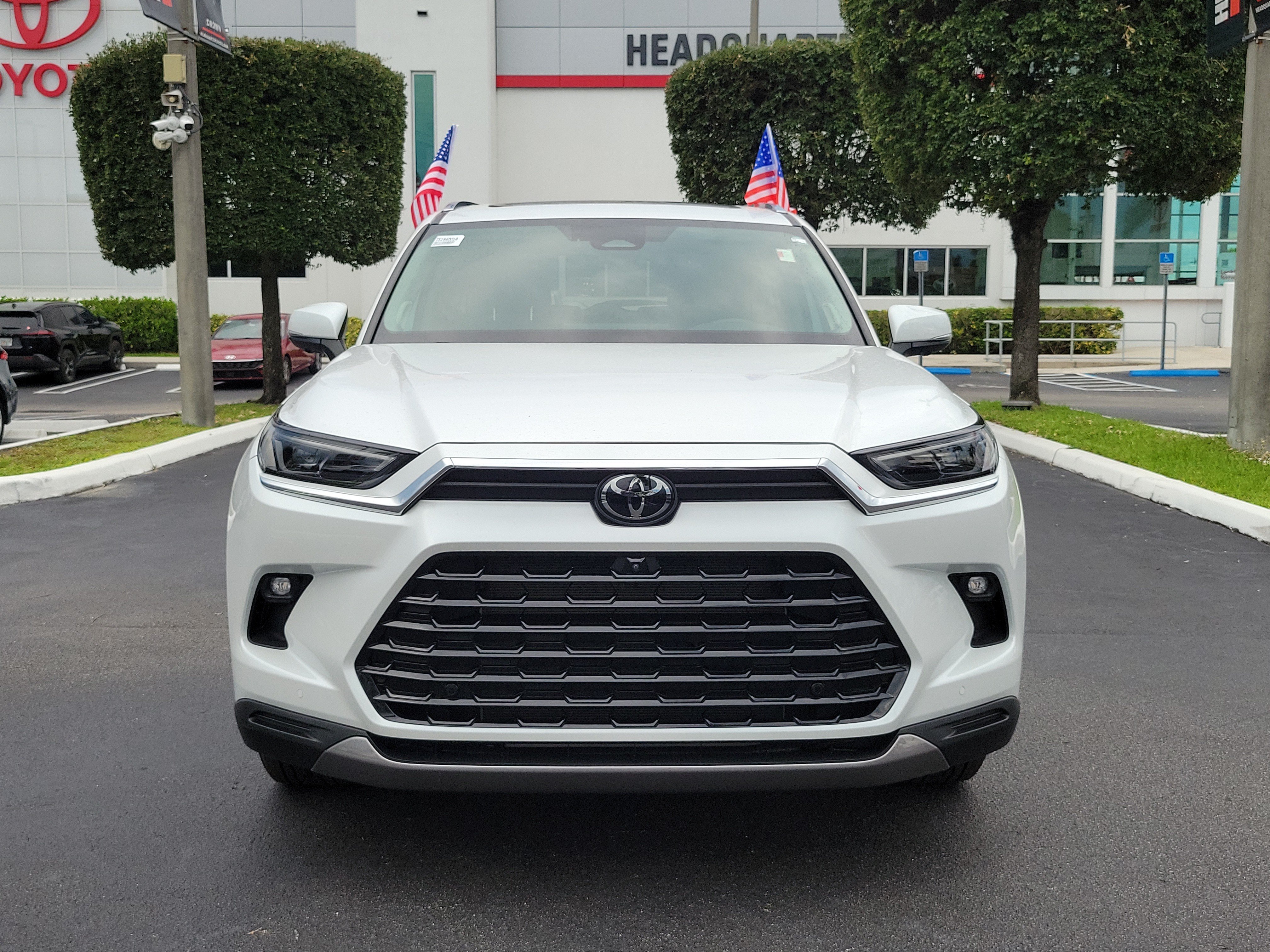 Used 2025 Toyota Grand Highlander FWD image 4