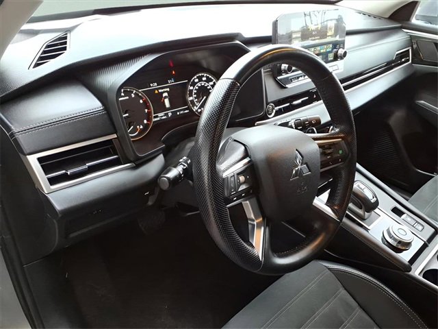 Used 2024 Mitsubishi Outlander SE image 14