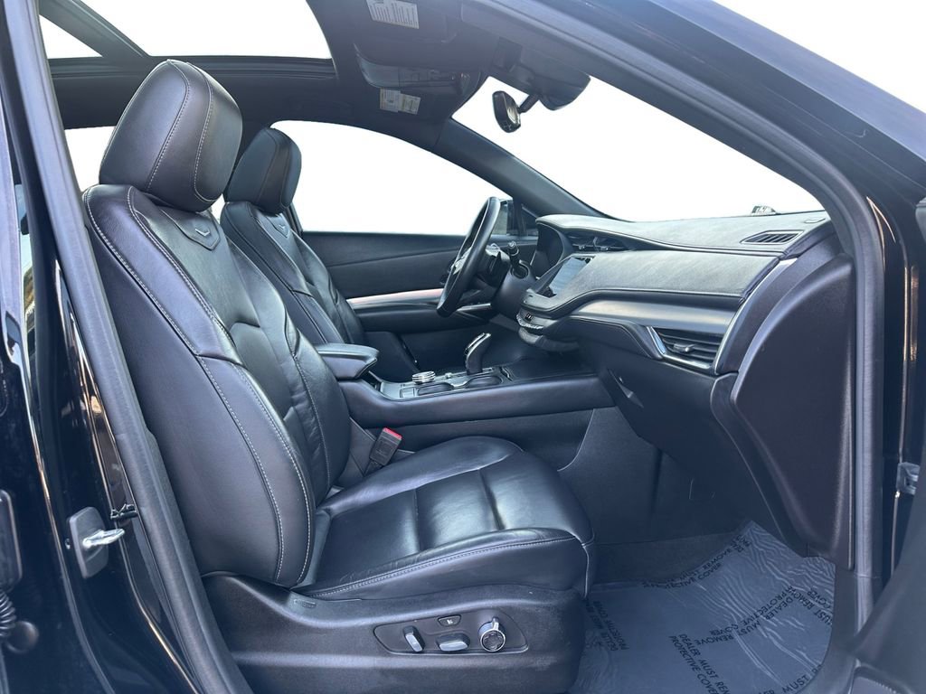 Used 2022 Cadillac XT4 Premium Luxury w/ Enhanced Visibility Package image 17