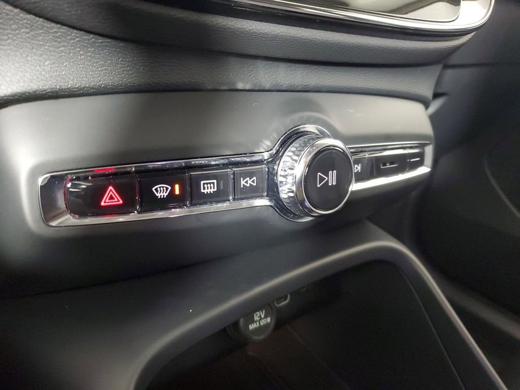Certified 2025 Volvo XC40 B5 Plus image 33