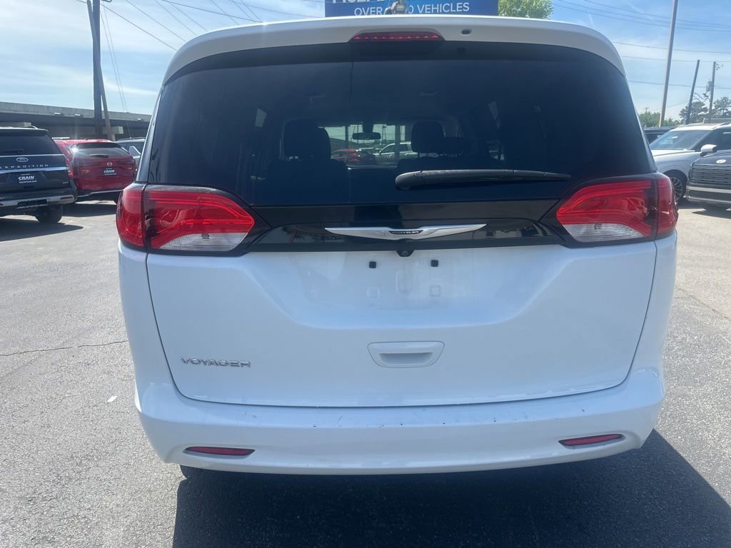Used 2022 Chrysler Voyager LX image 8